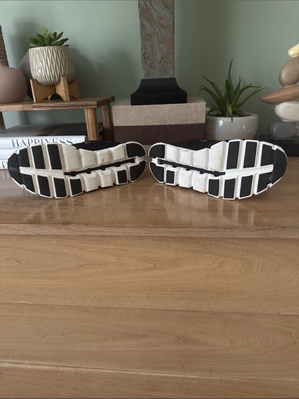 On Cloud 5 Women’s running Sneaker in Black and White - 7.5. Great Condition. - Picture 2 of 10
